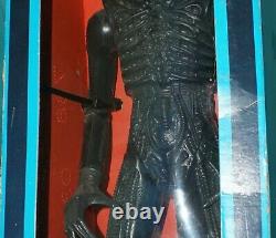 1979 VINTAGE ALIEN 18 XENOMORPH FIGURE WITH POSTER IN BOX attached to Insert