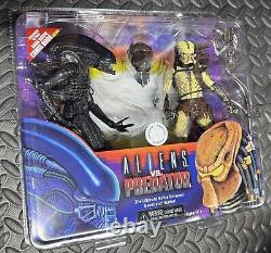 2015 Toys R Us Exclusive NECA Aliens vs Predator 2 Pack Romulus OG 3