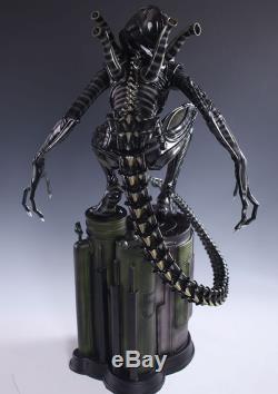 AVP Alien Vs Predator Alien Warrior crouching 1/4 figure Resin Statue
