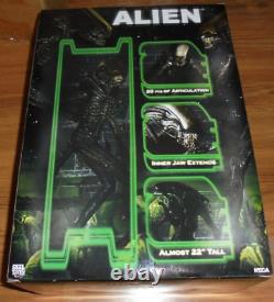 Alien 18 Scale ALIEN Action Figure (tail part loose inside) NECA 2008