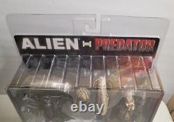 Alien Vs Predator AVP NECA Action Figure 2 Pack Authenthic Brand New Fast Ship