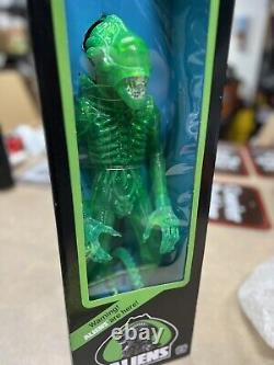 Aliens 18-Inch Alien Warrior Rare ACID GREEN Color Variant Action Figure SUPER7