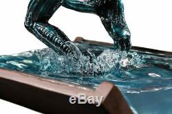 Aliens Alien Water Attack Statue