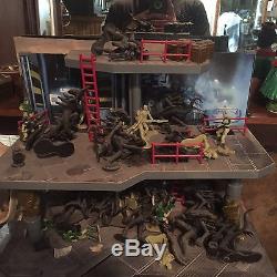 Aliens Deluxe Play set Palisades with Tons Of Extra Pieces