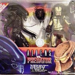 Aliens vs Predator NECA Action Figure 2 Pack Set Toys R Us Exclusive Comic Book