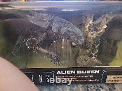 Brand New McFarlane Alien Queen Deluxe Figure Movie Maniacs 6 Xenomorph Sealed