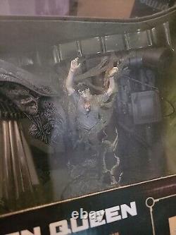 Brand New McFarlane Alien Queen Deluxe Figure Movie Maniacs 6 Xenomorph Sealed