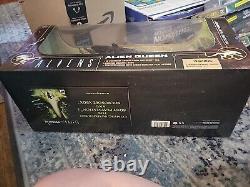 Brand New McFarlane Alien Queen Deluxe Figure Movie Maniacs 6 Xenomorph Sealed