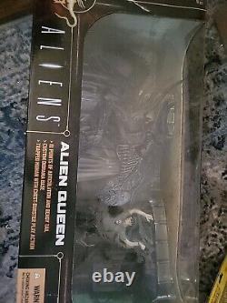 Brand New McFarlane Alien Queen Deluxe Figure Movie Maniacs 6 Xenomorph Sealed