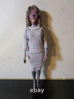 FEMALE ALIEN Neca THEY LIVE John Carpenter OBEY 2019 8 inch CLOTHED FIGURE