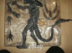 HOT TOYS GRID ALIEN with facehugger AVP 1/6 scale FREE shipping