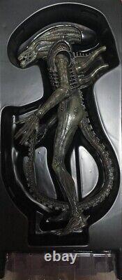 Hot Toys 1/6 Alien Big Chap Figure MMS106 Rare Used Free Shipping From Japan