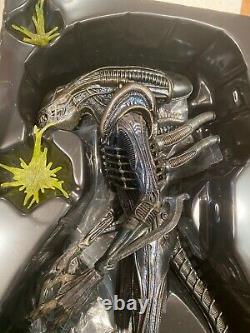 Hot Toys 30th anniversary of Aliens ALIEN WARRIOR 1/6 Scale Figure MMS 354
