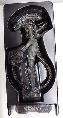 Hot Toys Alien BIG CHAP 1/6th Scale Collectible Figure In Open Box