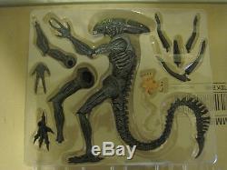 Hot Toys Alien VS Predator Grid Alien Collector's Edition MMS 28