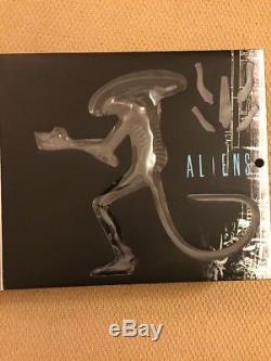 Hot Toys Alien Warrior MMS 038 1/6 Action Figure Used