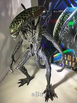 Hot Toys Aliens vs Predator MMS 028 GRID ALIEN Excellent Condition