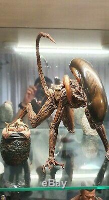 Hot Toys Dog Alien 1/6 Scale Not Warrior with 6 x Alien eggs and 2 face huggers