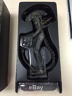 Hot Toys MMS 106 Alien Aliens Big Chap 16 inch Action Figure USED