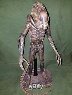 Hot Toys MMS354 Aliens Alien Warrior 1/6 Collectible Figure 35cm