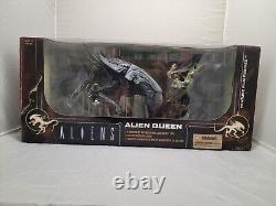 McFarlane Toys Alien Queen with Diorama Stand Movie Maniacs 6 2003 Sealed in Box