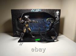 NECA AVP GRID ALIEN VS CELTIC PREDATOR RIVALRY used 2-PACK DIORAMA U. S. SELLER