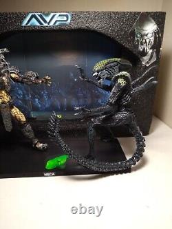 NECA AVP GRID ALIEN VS CELTIC PREDATOR RIVALRY used 2-PACK DIORAMA U. S. SELLER