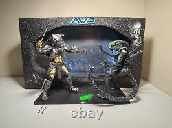 NECA AVP GRID ALIEN VS CELTIC PREDATOR RIVALRY used 2-PACK DIORAMA U. S. SELLER