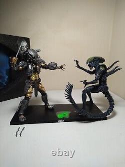 NECA AVP GRID ALIEN VS CELTIC PREDATOR RIVALRY used 2-PACK DIORAMA U. S. SELLER