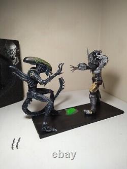 NECA AVP GRID ALIEN VS CELTIC PREDATOR RIVALRY used 2-PACK DIORAMA U. S. SELLER