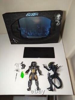 NECA AVP GRID ALIEN VS CELTIC PREDATOR RIVALRY used 2-PACK DIORAMA U. S. SELLER