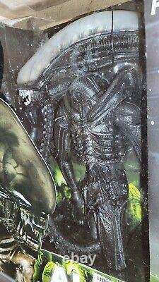 (NEW IN DISTRESSED BOX) NECA Alien 18-Inch Scale Action Figure Fully Articulated