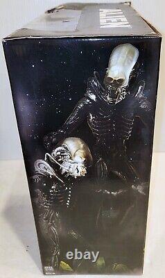 (NEW IN DISTRESSED BOX) NECA Alien 18-Inch Scale Action Figure Fully Articulated