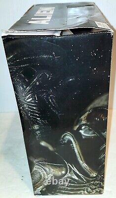 (NEW IN DISTRESSED BOX) NECA Alien 18-Inch Scale Action Figure Fully Articulated