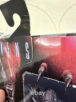 NEW NECA Aliens Ultimate Edition 7 Scale BROWN Alien Action Figure