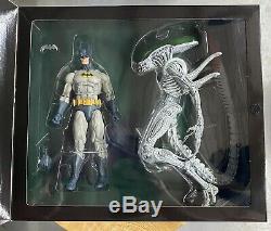 Neca DC Batman VS Aliens Action Figure Set