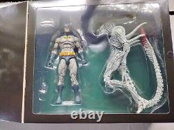 Neca DC Batman VS Aliens NO BOX! NYCC 2019 Action Figure alien has broken leg