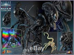 New Hot Toys Sideshow Aliens vs Predator Requiem alien w facehugger damaged box