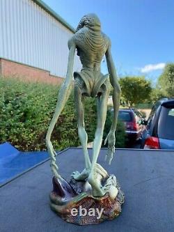 SIDESHOW collect ALIEN RESURRECTION Alien Newborn Statue