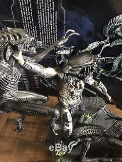 Sideshow Aliens VS Predator Requiem AVP2 Versus Diorama Statue 12/600