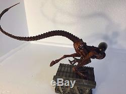 Sideshow dog alien 3 statue exclusive