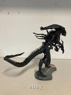 USED ALIENS Alien Queen McFarlane 2003 Movie Maniacs 6 with a custom stand